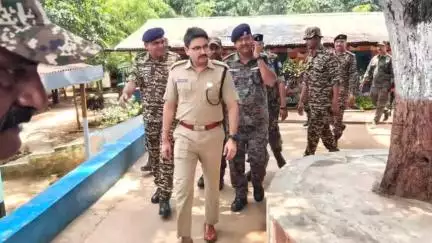 गोमिया: झुमरा पहाड़ CRPF कैंप में नक्सल प्रभावित गतिविधियों को लेकर एसपी ने की बैठक