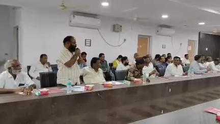 ପାରଳାଖେମୁଣ୍ଡି: ଗୋଷାଣି ପଞ୍ଚାୟତ ସମିତି କାର୍ଯ୍ୟାଳୟ ଠାରେ ବୈଠକ ପରିଚାଳନାରେ ଅନିୟମିତତାକୁ ନେଇ ସମିତି ବୈଠକ ବର୍ଜନ କଲେ ଜନ ପ୍ରତିନିଧି ।