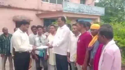 ଜୁନାଗଡ: ତିନି ଦଫା ଦାବି ନେଇ ତହସିଲ କାର୍ଯ୍ୟାଳୟ ଠାରେ ଗୋଲାମୁଣ୍ଡା ତହସିଲଦାର ଙ୍କୁ  ଦାବିପତ୍ର ପ୍ରଦାନ କଲେ ଜନ ସଂଗ୍ରାମ ସମିତିର କର୍ମକର୍ତ୍ତା।