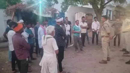 घुवारा: बमनौरा थाना पुलिस ने चौपाल लगाकर सुनी ग्रामीणों की समस्याएं, अपराध पर हुई चर्चा
