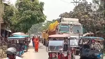 রায়গঞ্জ: রামপুরে বেহাল রাস্তা সারাইয়ের দাবীতে পথ অবরোধে স্থানীয়রা,  মেরামতের আশ্বাস দিয়ে অবরোধ তুললো প্রশাসন #jansamasya