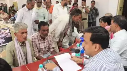 गुलाबगंज: गुलाबगंज क्षेत्र के लोगों ने जनसुनवाई में कलेक्टर को अपनी समस्याओं के समाधान के लिए दिए आवेदन