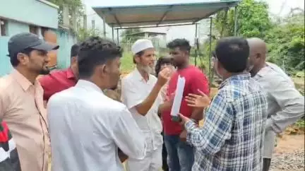బోధన్: నెహ్రు నగర్ గ్రామంలో మసీదుకు వెళ్లే దారిలో ఇంటి నిర్మాణాన్ని నిలిపివేయాలని మజీద్ కమిటీ సభ్యులు సాధిక్ డిమాండ్