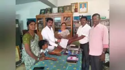 சிவகாசி: விஸ்வநத்தம் ஊராட்சி ஒன்றிய தொடக்கப்  பள்ளியில் நீதிபதி தனது மகனை இரண்டாம் வகுப்பில் படிப்பதற்காக அரசு பள்ளியில் சேர்த்தார்