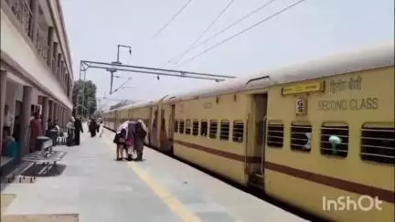 ડભોઇ: ડભોઇ રેલવે સ્ટેશન પર શેડ બનાવવા માટે વારંવાર રજૂઆત કરવા છતાં પણ શેડ ન બનાવતા મુસાફરોને મુશ્કેલીનો સામનો કરવાનો વારો