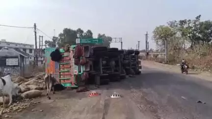 नारायणगंज: बीजाडांडी में NH-30 पर अनियंत्रित होकर पलटा आलू लदा ट्रक, आवागमन हुआ बाधित