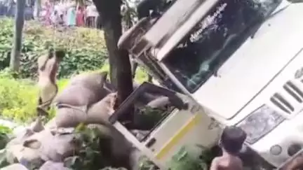 মানকাচৰ: হাটশিঙিমাৰীৰ কোকৰাডাঙাত সংঘটিত হয় ভয়ংকৰ পথ দুৰ্ঘটনা,মাল ভৰ্তি বোলেৰো পিক আপ নিয়ন্ত্ৰণ হেৰুৱাই দুৰ্ঘটনাত পতিত হয়