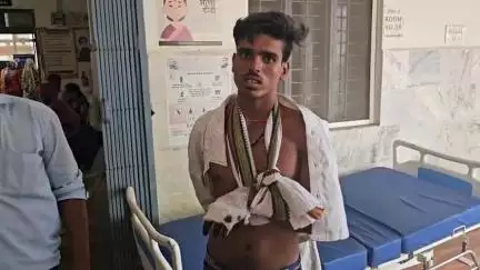 बक्स्वाहा: ग्राम मझगावघाटी में बच्चे के जन्मोत्सव में हुआ खूनी संघर्ष, एक युवक पर कुल्हाड़ी से किया गया हमला; CHC में हुआ उपचार