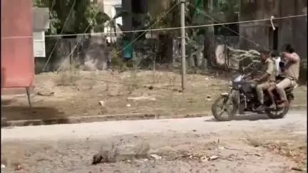 मोठ: मौठ तहसील में दिव्यांग ने आत्मदाह की कोशिश की, खुद पर डाला ज्वलंत पदार्थ, विलख कर बोला- 'कोई मेरी समस्या तो सुनो!'