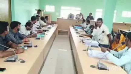 चौथम: चौथम प्रखंड मुख्यालय के सभाकक्ष में बीडीओ ने की बैठक, कई निर्देश जारी