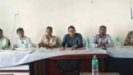 कुकड़ू: कुकडू प्रखंड कार्यालय में 13 जून को होने वाले जनता दरबार की तैयारियों को लेकर हुई समीक्षा