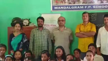 মেমারি ১: মেমারিতে ছাত্রছাত্রীদের ক্লাস নিলেন এস ডি ও