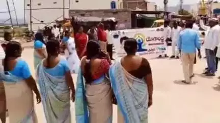 యర్రగొండపాలెం: పుల్లల చెరువులో యోగాంధ్ర కార్యక్రమం పై అవగాహన కల్పించిన వెలుగు ఏపిఎం వెంకటయ్య, ఎంఈఓ ఇందిర