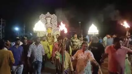 चक्रधरपुर: गार्ड बैरेक से माता शीतला की प्रतिमा का निकला विसर्जन जुलूस, उमड़ी श्रद्धालुओं की भीड़