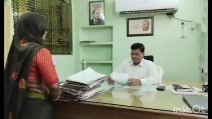 बाड़ी: उपखंड कार्यालय पर आंगनवाड़ी कार्यकर्ता ने जर्जर विद्युत पोल के संबंध में दिया ज्ञापन