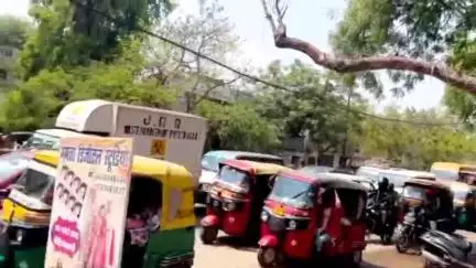 शिकोहाबाद: शिकोहाबाद में बाइक सवार दम्पति का बैग गिरा, कारोबारी सचिन अग्रवाल ने बैग पुलिस को सौंपा