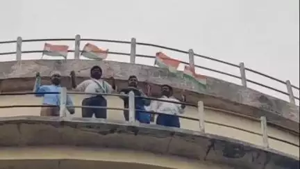 బోధన్: బోధన్ ఎమ్మెల్యే సుదర్శన్ రెడ్డికి మంత్రి పదవి దక్కకపోవడంతో వాటర్ ట్యాంక్ ఎక్కి నిరసన తెలిపిన కాంగ్రెస్ నాయకులు
