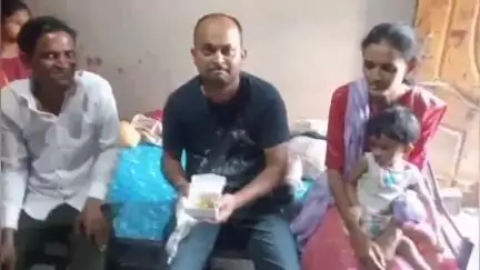 शहादा: शहादा शहरात भंगार विक्रेत्याची इमानदारी, भंगारात आलेले १० लाखांचे सोने राजपूत परिवाराला केले परत