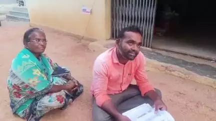 ಕಂಪ್ಲಿ: ಪೌತಿ ಖಾತೆ ಹಕ್ಕು ಬದಲಾವಣೆ ತಡ, ತಹಶೀಲ್ದಾರ್ ಕಚೇರಿ ಮುಂದೆ ತಾಯಿ-ಮಗನಿಂದ ಧರಣಿ #localissue