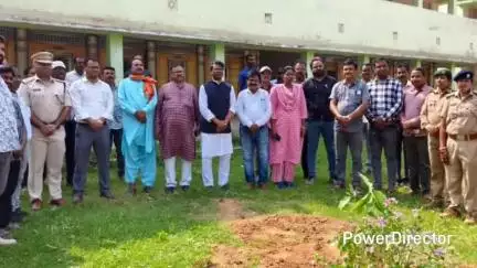ବିଶୋଇ: ସରକାରୀ ୟୁଜି ଉଚ୍ଚ ବିଦ୍ୟାଳୟ ପରିସରରେ ବୃକ୍ଷ ରୋପଣ କଲେ ମନ୍ତ୍ରୀ, ସାଂସଦ ଓ ବିଧାୟକ