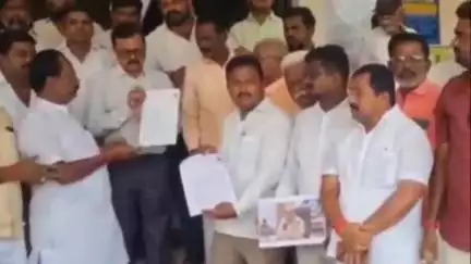 ಗಂಗಾವತಿ: ಪೊಲೀಸ್ ಅಧಿಕಾರಿ ಬಿ.ದಯಾನಂದ ಅಮಾನತು ಖಂಡಿಸಿ ಪಟ್ಟಣದಲ್ಲಿ ವಾಲ್ಮೀಕಿ ಸಮಾಜದ ಮುಖಂಡರ ಪ್ರತಿಭಟನೆ