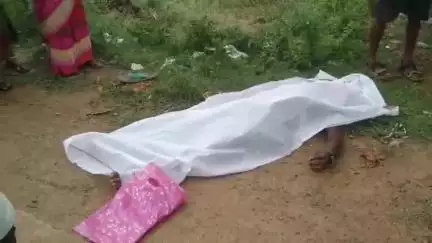 ସତ୍ୟବାଦୀ: ଚୁପୁରୀଙ୍ଗି ବଜାର ମେଗା ପାନୀୟ ଜଳ ପ୍ରକଳ୍ପ ନିକଟରେ ଅଜଣା ଗାଡ଼ି ଧକ୍କାରେ ଯୁବକ ମୃତ, ଉତ୍ତ୍ୟକ୍ତ ଲୋକଙ୍କ ରାସ୍ତା ଅବରୋଧ