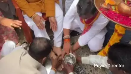 परसिया: BJP पगारा मंडलाध्यक्ष ने पखारे सांसद के पैर, कांग्रेस ने लगाया आदिवासियों के अपमान का आरोप; बीजेपी ने साधा निशाना