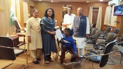 गुण्डरदेही: अर्जुंदा निवासी विकलांग युवक को कलेक्टर ने दी ट्राई साइकिल, युवक के चेहरे पर आई मुस्कान