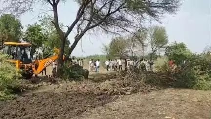 मनोहरथाना: बांसखेड़ा में प्रशासन ने आम रास्ते से हटवाया 20 वर्ष पुराना अतिक्रमण