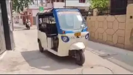 नरेन्द्रनगर: 14 बीघा इलाके में पुलिस और प्रशासन की बैरिकेडिंग के बावजूद ई-रिक्शा व विक्रम ऑटो कर रहे एंट्री
