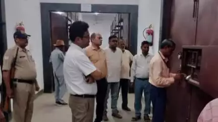 गोपद बनास: जिला मुख्यालय में जिला निर्वाचन अधिकारी ने EVM वेयर हाउस का किया निरीक्षण
