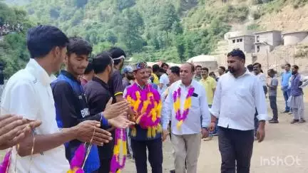 भलेई: विधायक डीएस ठाकुर ने ग्राम पंचायत सूरी के मैडा में आयोजित क्रिकेट प्रतियोगिता के समापन समारोह में की शिरकत