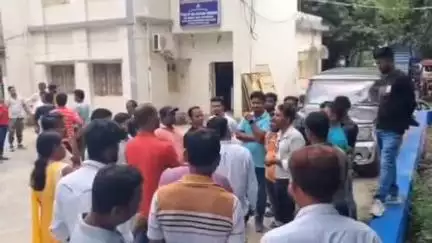 হিলি: ন্যূনতম বেতন দিয়ে কাজ করানো হচ্ছে জেলার জল জীবন মিশনের অস্থায়ী কর্মীদের, প্রতিবাদে বালুরঘাট PHE অফিসে বিক্ষোভ কর্মীদের