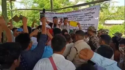 ডিফু: এপিএইচএলচি,ভূমি অধিকাৰ সংগ্ৰাম সমিতিৰ সৌৰ প্ৰকল্প বাতিল কৰাক লৈ বৰজানত অনুষ্ঠিত কৰা সভাত আৰক্ষীৰ বাধা