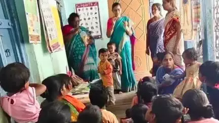 కోరుట్ల: వెల్లుల్ల గ్రామంలో అమ్మ మాట అంగన్వాడి బాట కరకంలో పాల్గొన్న  సిడిపిఓ మనేమ్మ మూడు సంవత్సరాలు నిండిన పిల్లల్ని అంగన్వాడి