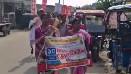 কুলতলি: ১১ নম্বর শশী মন্ডলের হাটে অল ইন্ডিয়া কে কে এম এস এর আহ্বানে স্মার্ট মিটার বাতিলের দাবিতে মিছিল