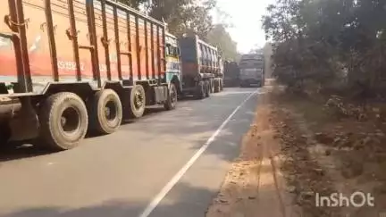बरहट: गंगटा जंगल में सड़क किनारे बने गड्ढे के कारण 10 घंटे से अधिक लगा जाम, वाहन चालक रहे परेशान