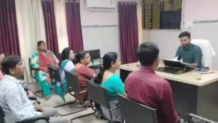 बेनीपुर: अनुमंडल कार्यालय बेनीपुर में एसडीएम मनीष कुमार झा ने अधिकारियों के साथ विकास कार्यों की जानकारी ली