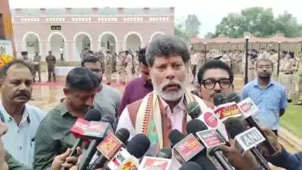 बास्तानार: बीजेपी प्रदेश अध्यक्ष किरण देव ने शहीद आकाश राव गिरपुंजे के बलिदान को बताया हृदय विदारक, अमर वाटिका में दी श्रद्धांजलि