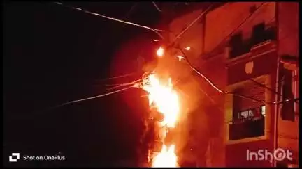 जमालपुर:बड़ी आशिकपुर में 212 नंबर पुल के समीप एक बिजली के खंभे पर शॉर्ट सर्किट के कारण अचानक आग भड़क उठी#jamalpur#munger