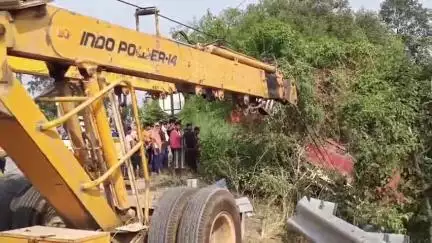 सेवराई: सुहवल थाना क्षेत्र में तेज रफ्तार ट्रेलर अनियंत्रित होकर पलटा, ड्राइवर को आई मामूली चोट