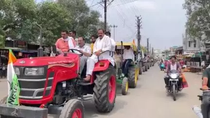 चौरई: किसानों की समस्याओं को लेकर विधायक ट्रैक्टर रैली के साथ चौरई एसडीएम कार्यालय पहुंचे