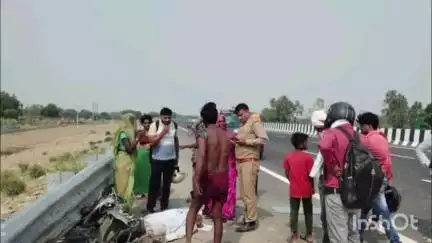 उन्नाव: उन्नाव के निर्माणाधीन कानपुर-लखनऊ एक्सप्रेस वे पर करौंदी गांव के पास लोडर की टक्कर से स्कूटी सवार दो लोगों की हुई मौत