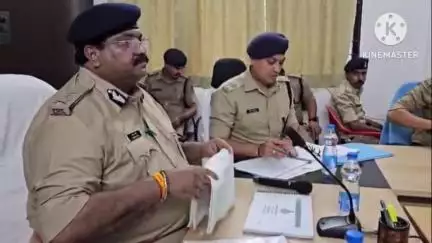 नीमच नगर: नीमच पुलिस कंट्रोल रूम में मासिक समीक्षा बैठक आयोजित, आईजी उमेश जोगा भी शामिल हुए