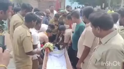 ইংরেজবাজার: দুর্ঘটনায় মৃত ঝাড়খণ্ডের লরি চালকের পরিবারের পাশে দাঁড়ালো অল ইন্ডিয়া ড্রাইভার মহাসংঘ মালদা জেলা শাখার সদস্যরা