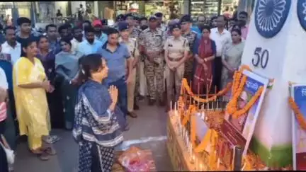 जिला मुख्यालय मोहला स्थित जय स्तंभ चौक में शहीद अतिरिक्त पुलिस अधीक्षक आकाश राव गिरपुंजे को श्रद्धांजलि दी गई