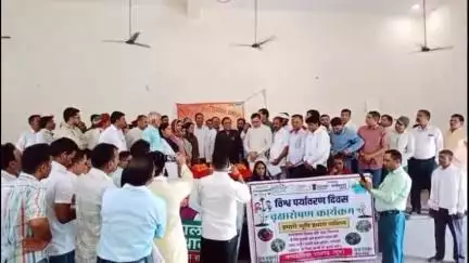 राजगढ़: राजगढ में पीसीआई अध्यक्ष पदमभूषण डॉ. देवेंद्र झाझडिय़ा के 44वें जन्मदिन पर पौधारोपण और अस्पतालों में मरीजों को फल वितरण