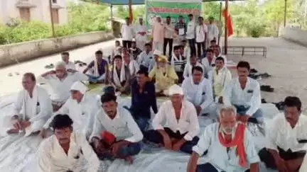 खालवा: खालवा में किसानों ने अपनी मांगों को लेकर किया प्रदर्शन
