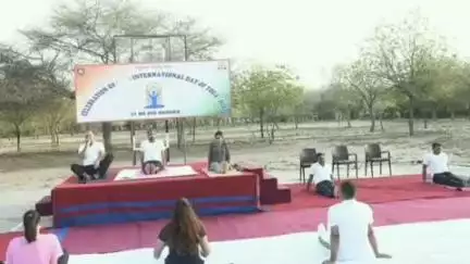 बाड़मेर: जिला प्रशासन बाड़मेर ने अंतरराष्ट्रीय योग दिवस के उपलक्ष्य में 51वीं बीएसएफ वाहिनी में योग सत्र का आयोजन किया