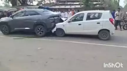 बैकुंठपुर: जमगहना के पास राष्ट्रीय राजमार्ग पर ऑटो और कार की आमने-सामने टक्कर, दो लोग हुए घायल, पीछे से ऑटो कार भी टकराई